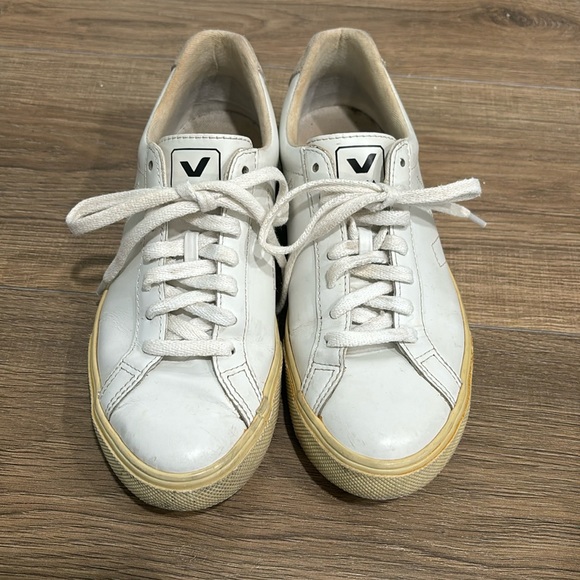 Veja white sneakers - Picture 2 of 9